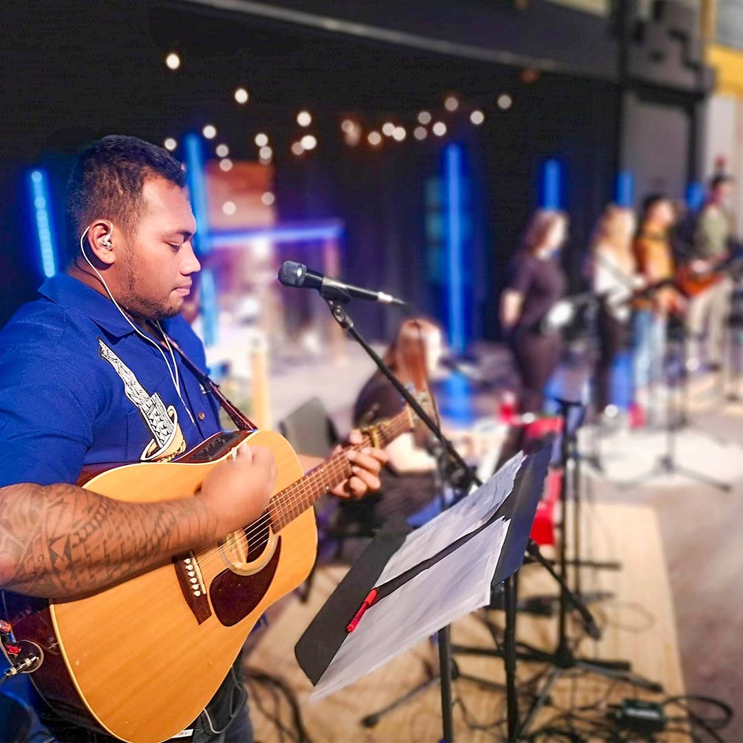 We love to worship. We partnered with our visiting YWAM Global Gateway @ywamgg as they lead the service @newlifekelowna and it was a blast. They are so full of joy and worship. Worshiping God as a family, there is nothing better. 
.
.
.
.
.
