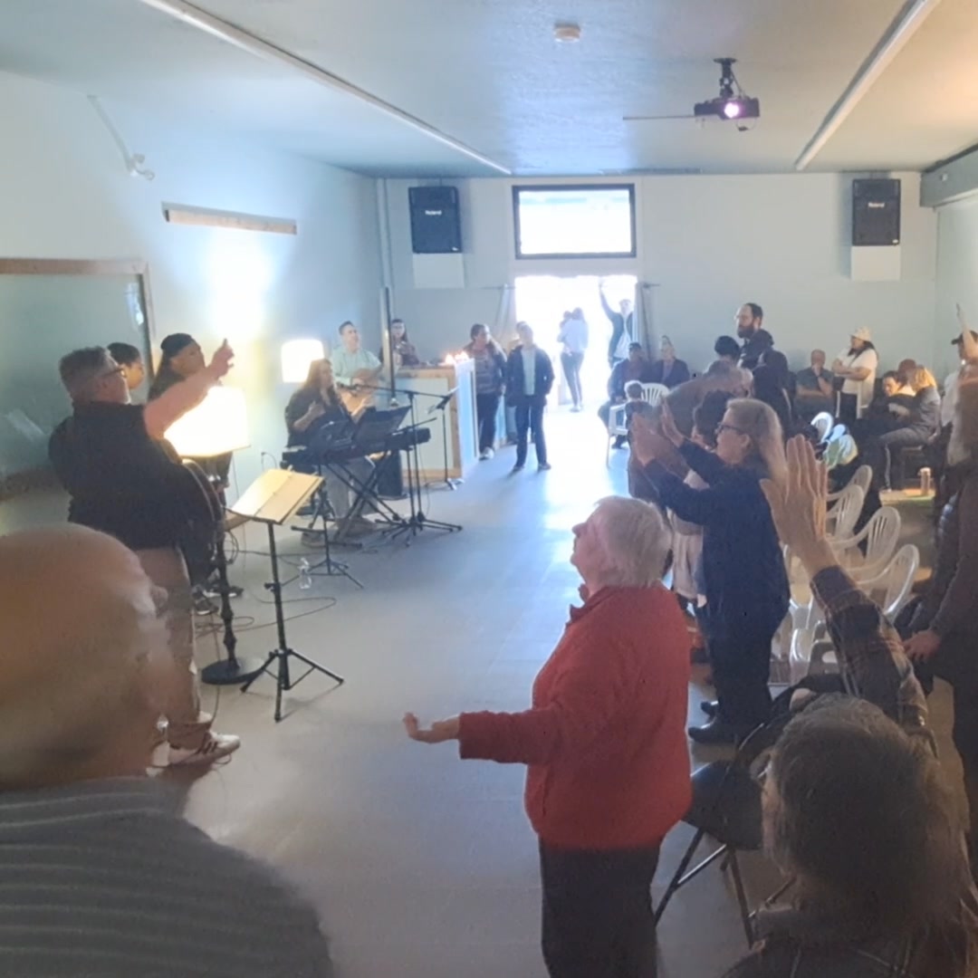 Worship Encounter with Billy & a team YWAM Global Gateway  We had a beautiful time of worship with brothers and sisters from different churches and ministries from Oliver. 
.
.